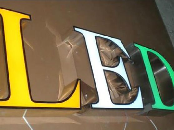 富川介绍LED招牌的基础知识。